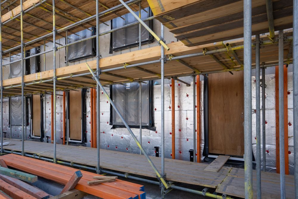 Neubau mit Gerüst, Dämmung und Fenstern