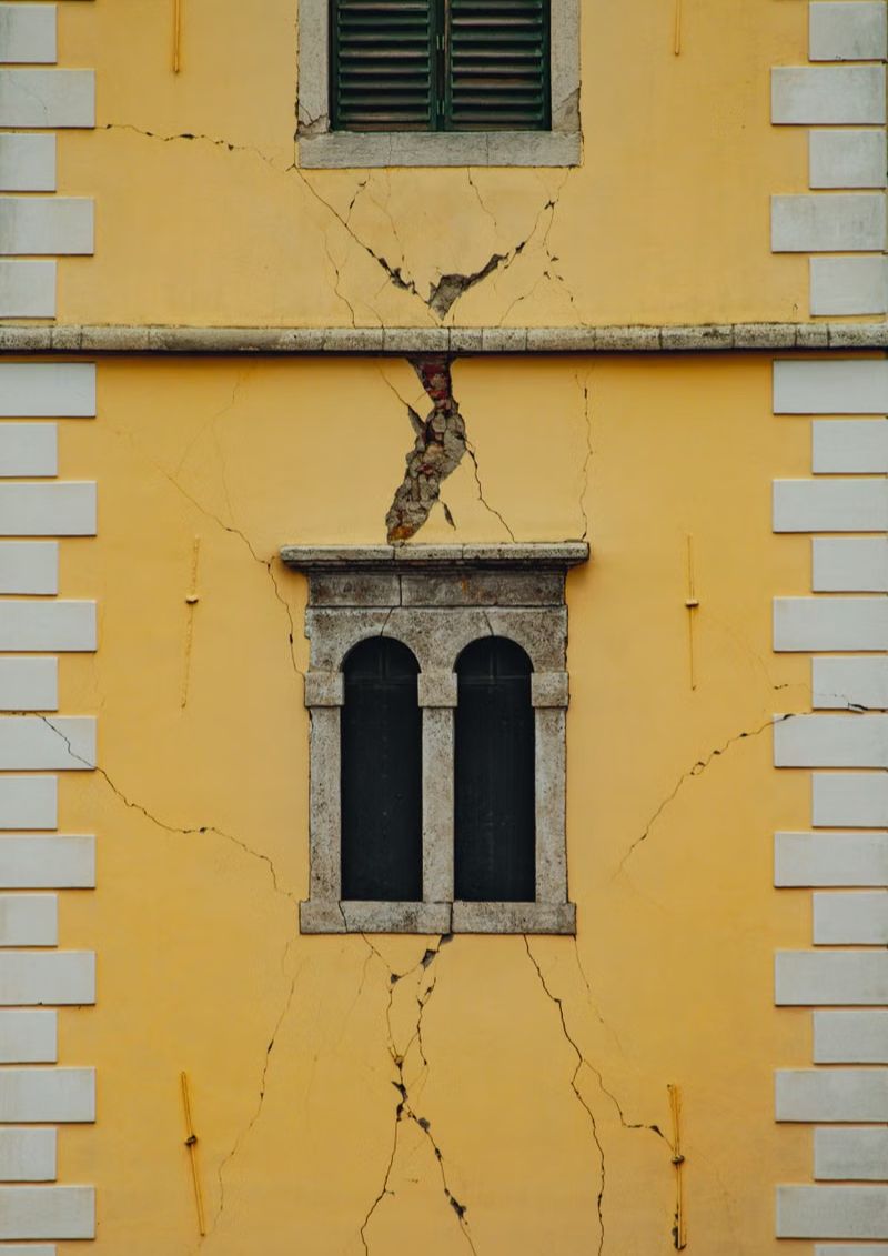 Risse in einer Hausfassade