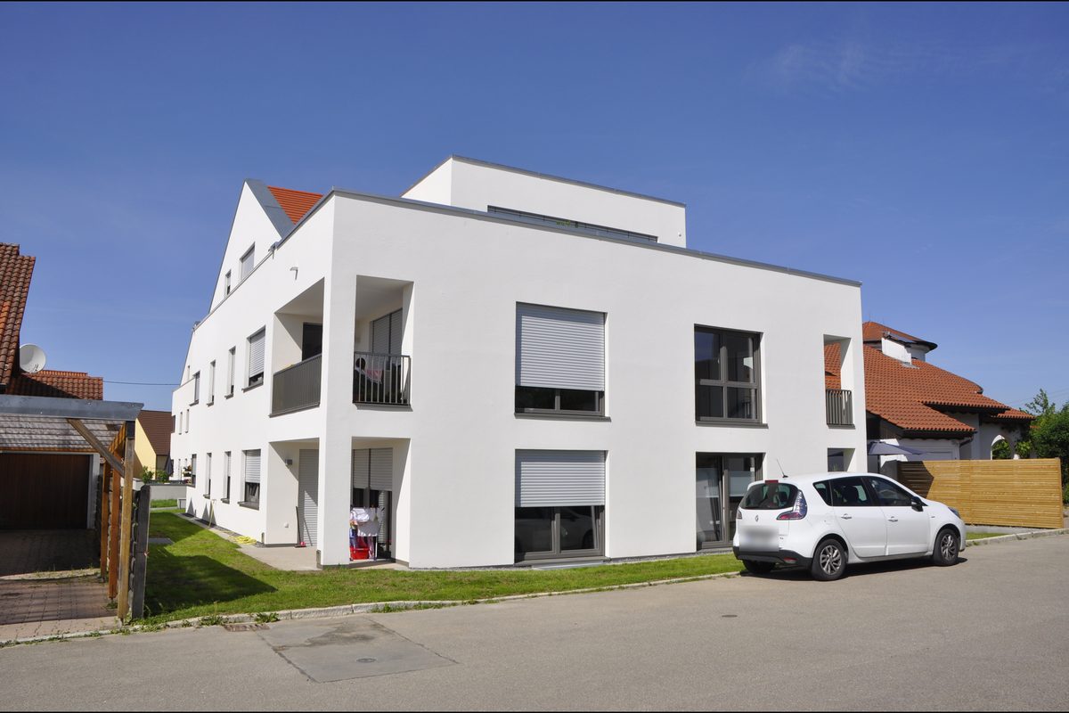 Neubau Mehrfamilienhaus mit Satteldach und Flachdachbereich